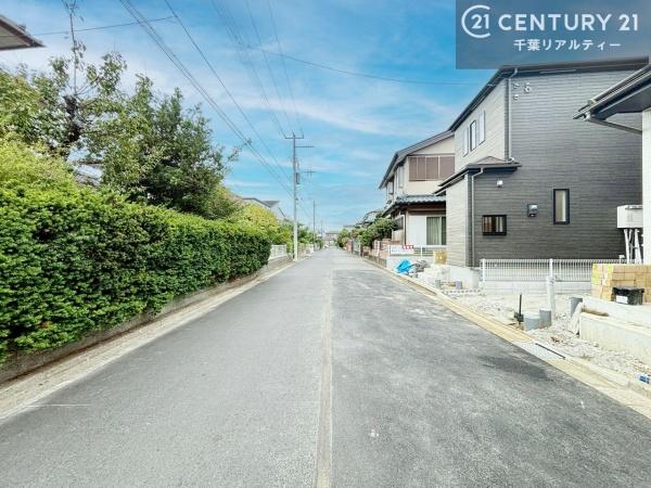 千葉市美浜区磯辺1丁目 B号棟(前面道路含む現地写真)