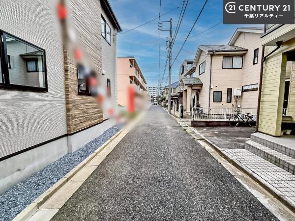 船橋市前原西6丁目 4号棟(前面道路含む現地写真)
