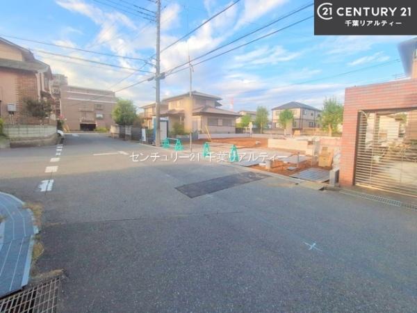 船橋市小室町 A号棟(前面道路含む現地写真)