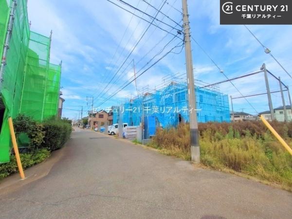 船橋市二和東5丁目 A号棟(前面道路含む現地写真)