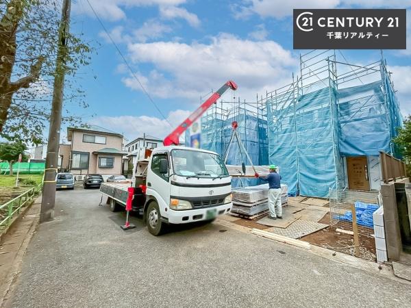 千葉市若葉区千城台東4丁目 B号棟(前面道路含む現地写真)