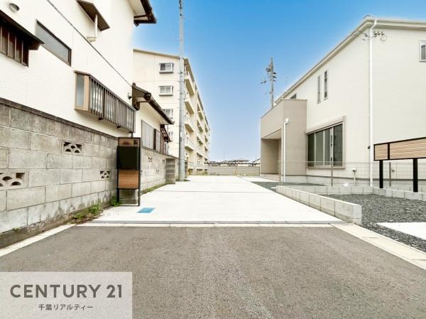 木更津市高砂1丁目の中古一戸建て(前面道路含む現地写真)