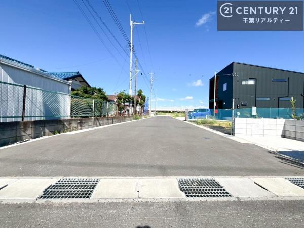 木更津市長須賀の新築一戸建(前面道路含む現地写真)