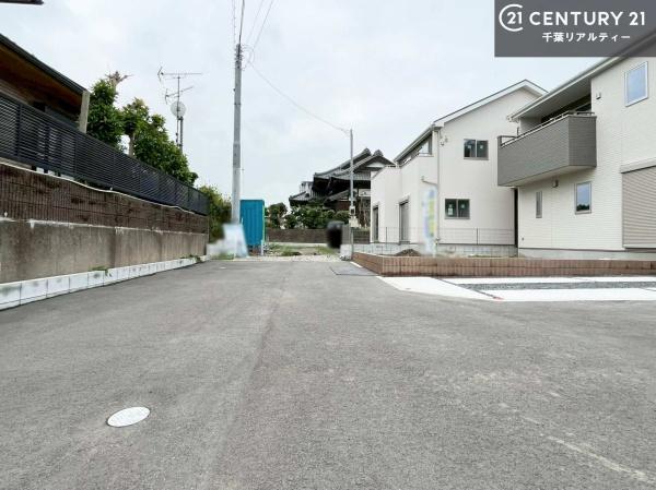 袖ヶ浦市奈良輪 4号棟(前面道路含む現地写真)