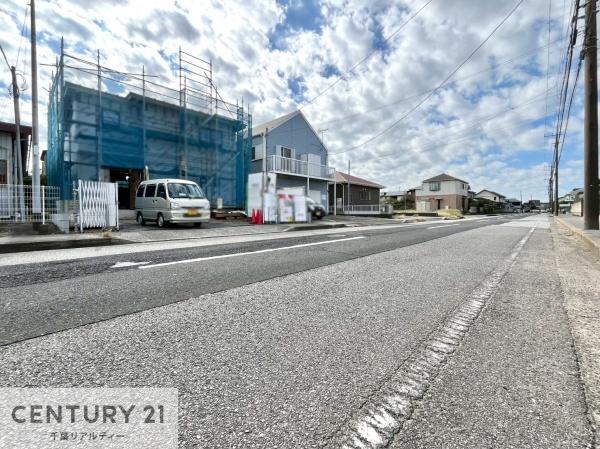 君津市人見3丁目の新築一戸建(前面道路含む現地写真)