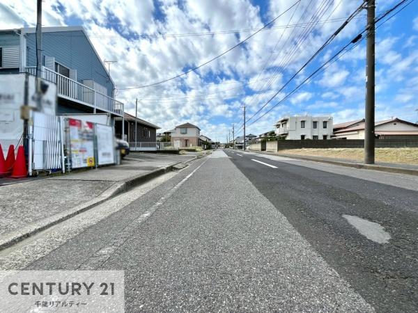 君津市人見3丁目の新築一戸建(前面道路含む現地写真)