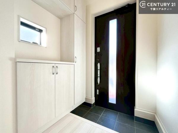 市原市青柳の新築一戸建(玄関)