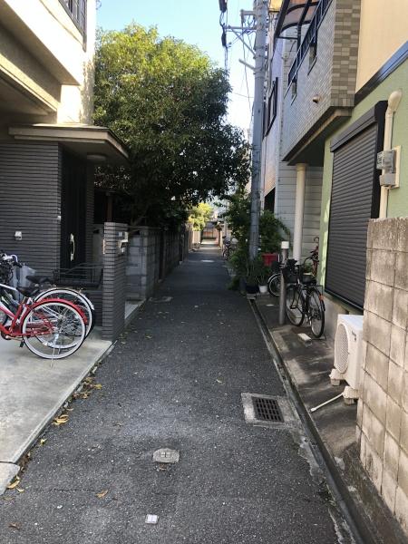 東大阪市吉田5丁目の中古一戸建て(前面道路含む現地写真)