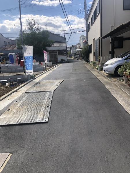八尾市竹渕5丁目の新築一戸建(前面道路含む現地写真)