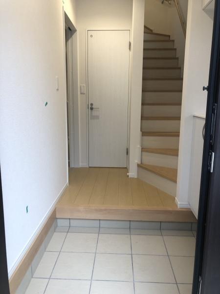 東大阪市大蓮東2丁目の新築一戸建(玄関)