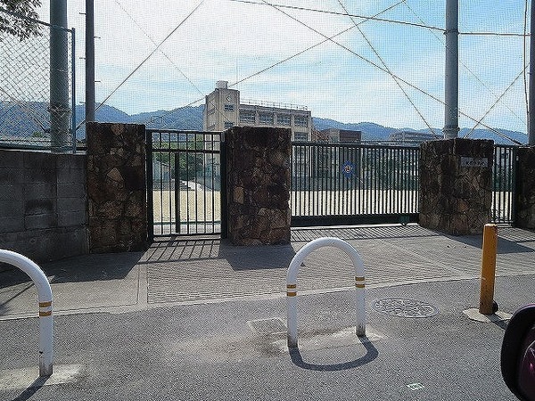 東大阪市東豊浦町の土地(東大阪市立枚岡中学校)