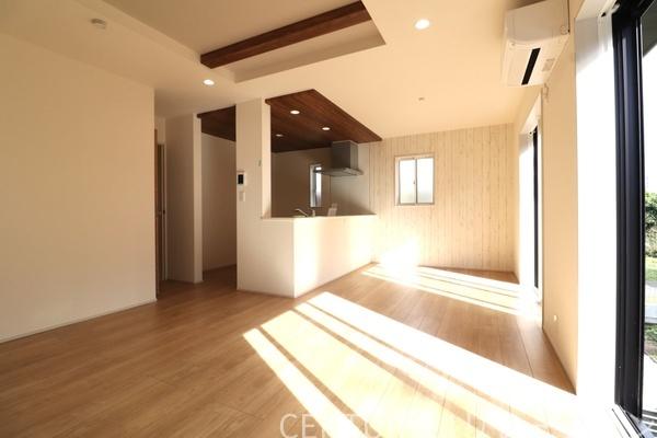 厚木市上荻野新築一戸建て(リビング)