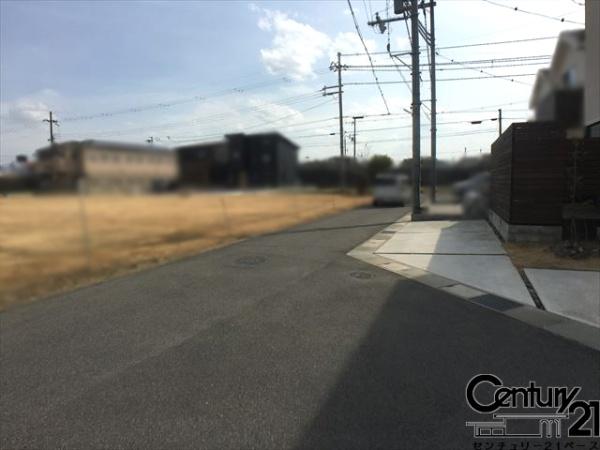 大和高田市今里町の中古一戸建て(前面道路含む現地写真)