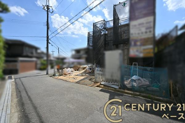 ファーストタウン五条西1号棟/新築一戸建(前面道路含む現地写真)
