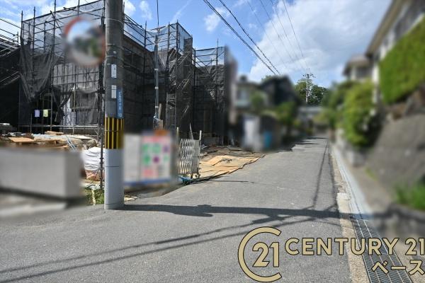 ファーストタウン五条西2号棟/新築一戸建(前面道路含む現地写真)