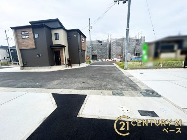 奈良市杏町2号棟/新築一戸建(前面道路含む現地写真)