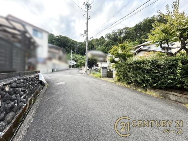 北葛城郡王寺町畠田5丁目の中古一戸建て(前面道路含む現地写真)