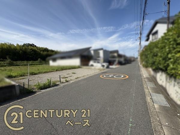 香芝市真美ヶ丘5丁目の土地(前面道路含む現地写真)