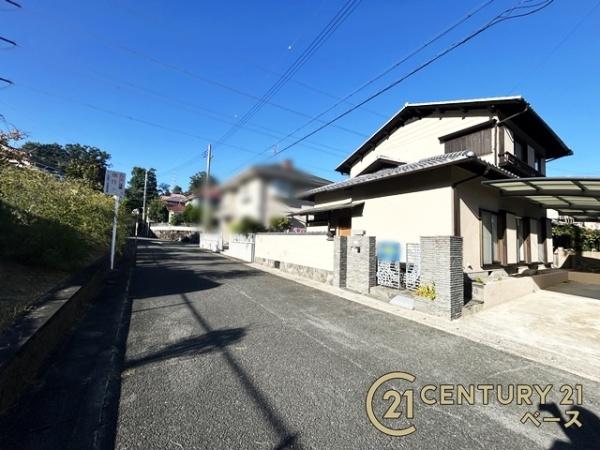 生駒市喜里が丘2丁目の中古一戸建て(前面道路含む現地写真)