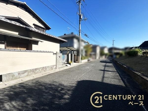 生駒市喜里が丘2丁目の中古一戸建て(前面道路含む現地写真)