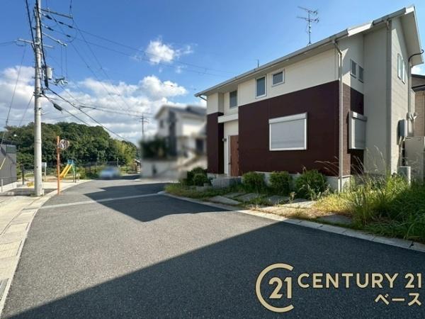 香芝市尼寺3丁目の中古一戸建て(前面道路含む現地写真)