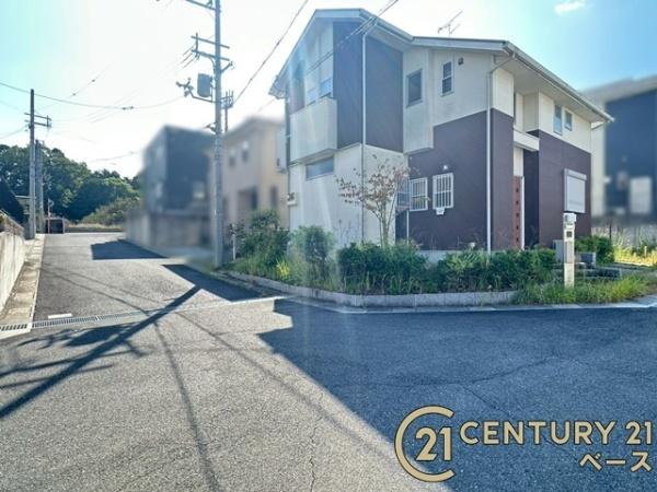 香芝市尼寺3丁目の中古一戸建て(前面道路含む現地写真)