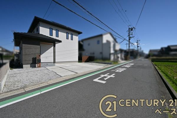橿原市城殿町の中古一戸建て(前面道路含む現地写真)