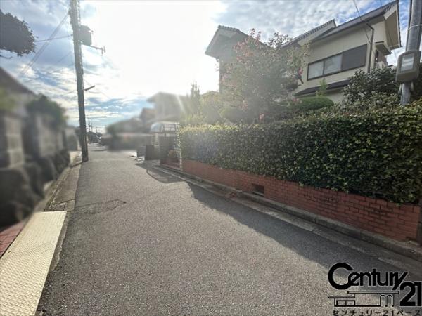 北葛城郡河合町泉台2丁目の中古一戸建て(前面道路含む現地写真)