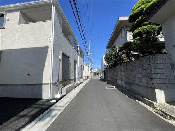新家町2丁目新築戸建て2号棟(前面道路含む現地写真)