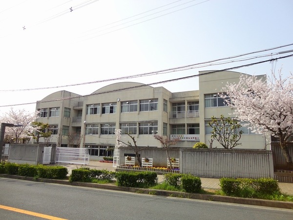 メゾンドールウイングヒルズ四番館(富田林市立明治池中学校)