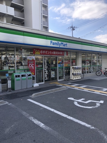 ローレルスクエア近鉄吉田2番館(ファミリーマート吉田駅南店)