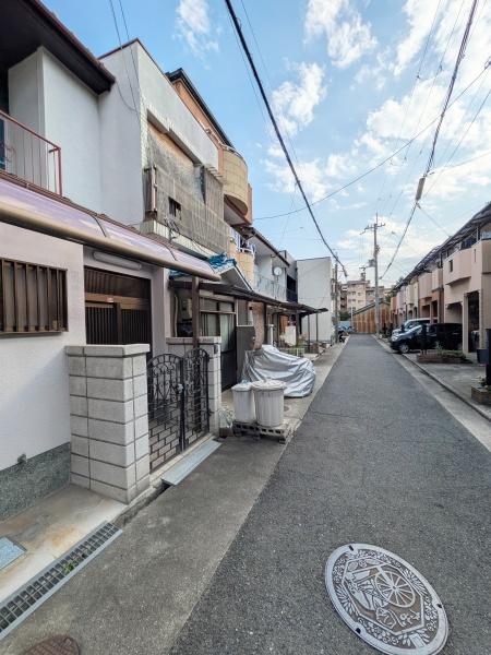 八尾市緑ヶ丘4丁目の中古一戸建て(前面道路含む現地写真)