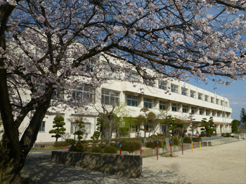 香芝市良福寺の土地(香芝市立三和小学校)