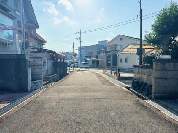 北葛城郡上牧町米山台2丁目の中古一戸建て(前面道路含む現地写真)
