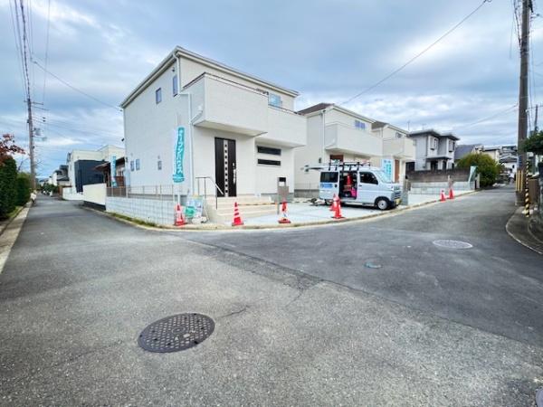 北葛城郡河合町泉台2丁目1号棟 新築戸建(前面道路含む現地写真)