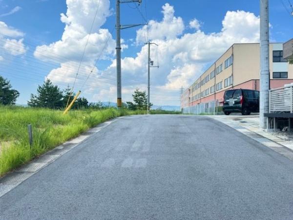 北葛城郡上牧町ささゆり台3丁目の土地(前面道路含む現地写真)