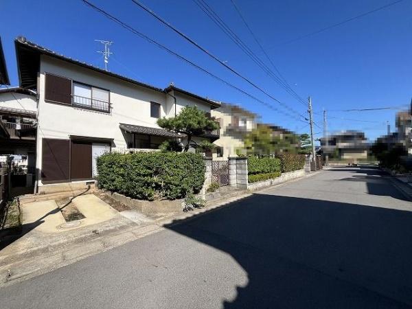 天理市二階堂上ノ庄町の中古一戸建て(前面道路含む現地写真)