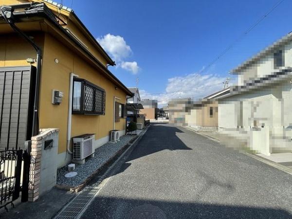 橿原市城殿町の中古一戸建て(前面道路含む現地写真)