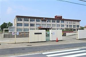 香芝市真美ヶ丘3丁目の土地(香芝市立真美ケ丘東小学校)