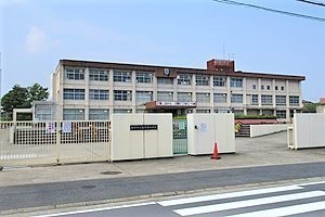 香芝市真美ヶ丘３丁目の土地(香芝市立真美ケ丘東小学校)