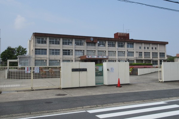 香芝市真美ヶ丘5丁目の土地(香芝市立香芝東中学校)