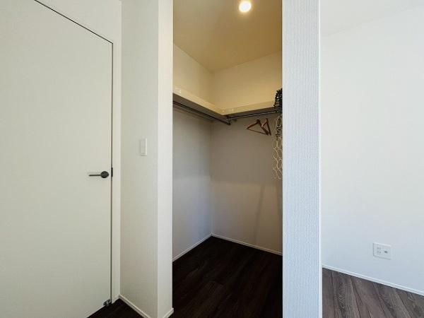 天理市石上町 3号棟 新築戸建(収納)