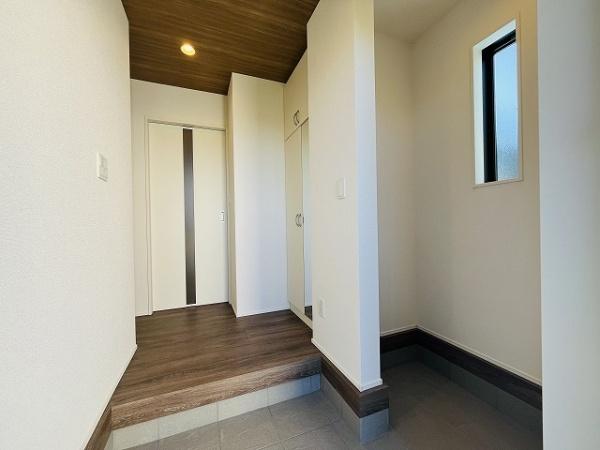 天理市石上町 3号棟 新築戸建(玄関)