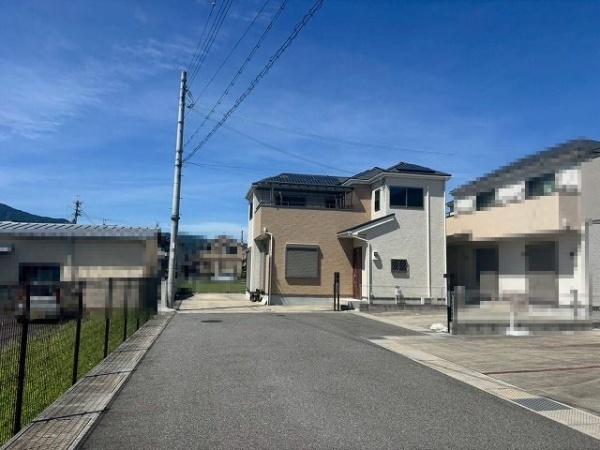 大和高田市大字市場の中古一戸建て(前面道路含む現地写真)