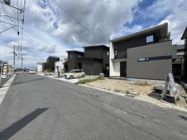 橿原市曲川町3丁目 3号地 新築戸建(前面道路含む現地写真)