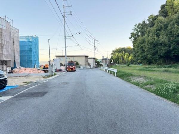 北葛城郡第5広陵町大野2号棟 新築戸建(前面道路含む現地写真)