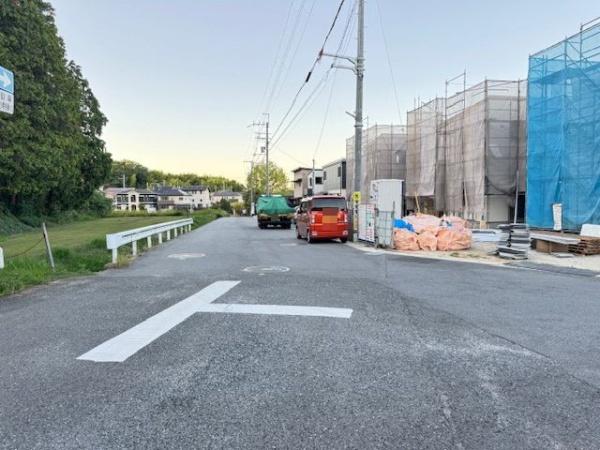 北葛城郡第5広陵町大野4号棟 新築戸建(前面道路含む現地写真)