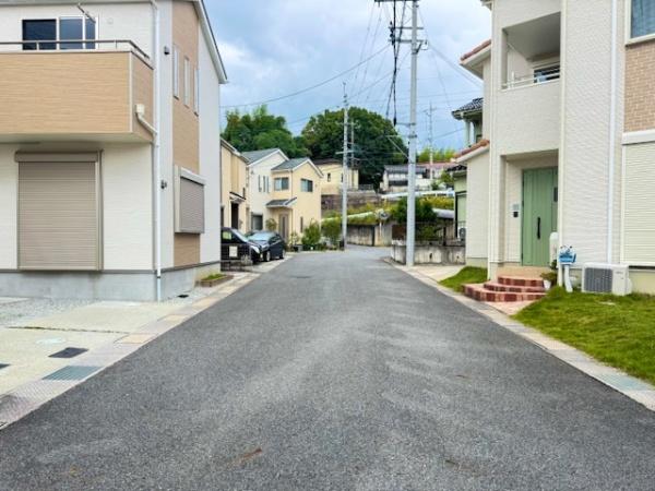 北葛城郡上牧町下牧3丁目の中古一戸建て(前面道路含む現地写真)