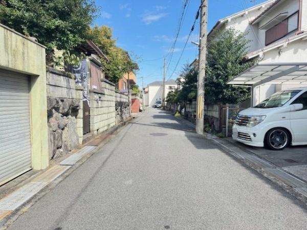 香芝市磯壁1丁目の中古一戸建て(前面道路含む現地写真)