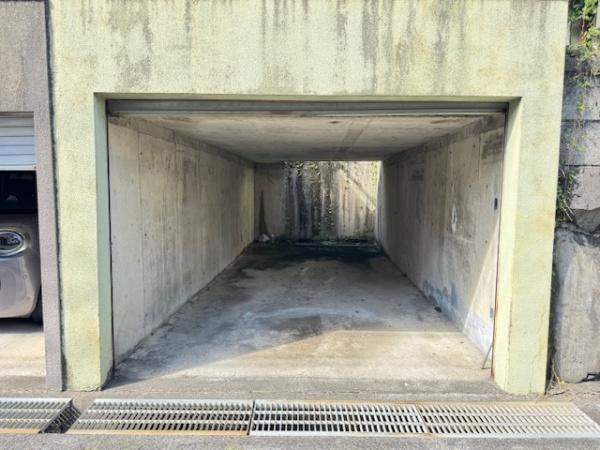香芝市磯壁1丁目の中古一戸建て(駐車場)
